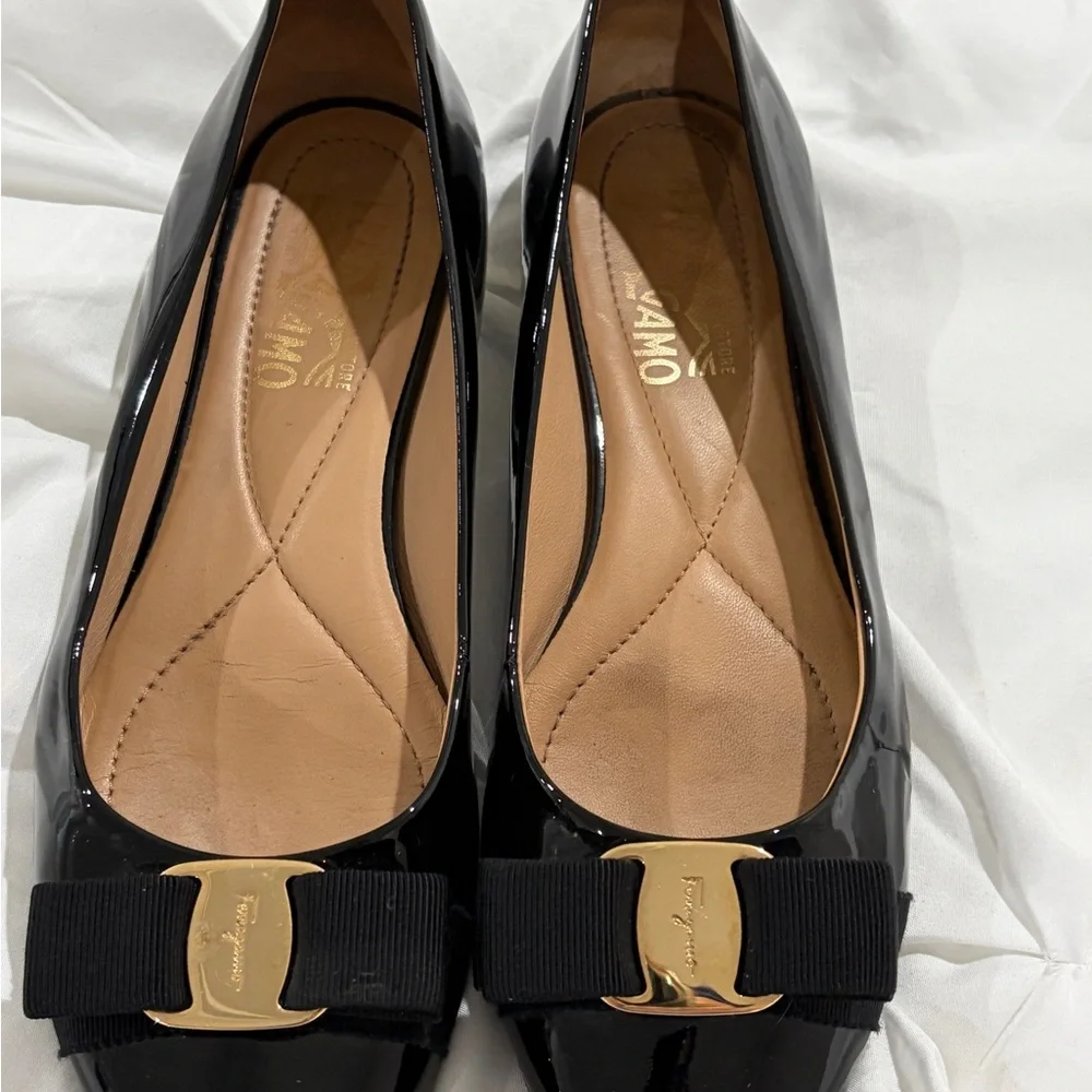 Salvatore Ferragamo Black Patent Vara Bow Flats with Gold Logo - Picture 5 of 7